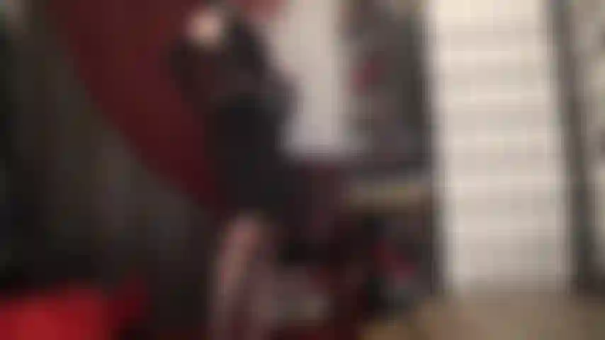 Sua boca implora por isso enquanto a amante vivian balança seu grande e saboroso pau coberto de náilon na sua cara - as vistas frontal e traseira deixam você igualmente excitado e podendo adorar a bunda da amante também.