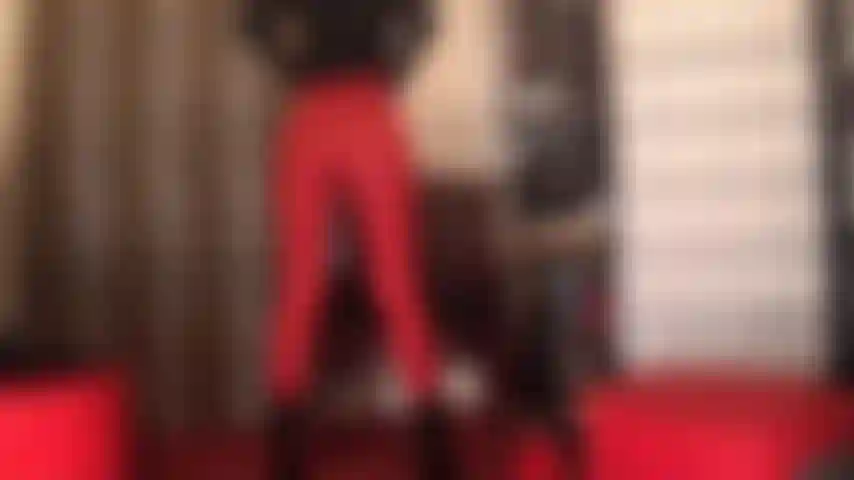 A bunda grande e redonda da senhora em leggings justas é viciante. Com uma vista dessas, tudo o que você deseja é pagar tributo e masturbar, masturbar e pagar.