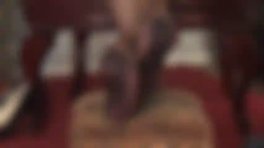 Que adora pés e usa um par muito especial de meias-calças com costura e solas lindamente desenhadas.