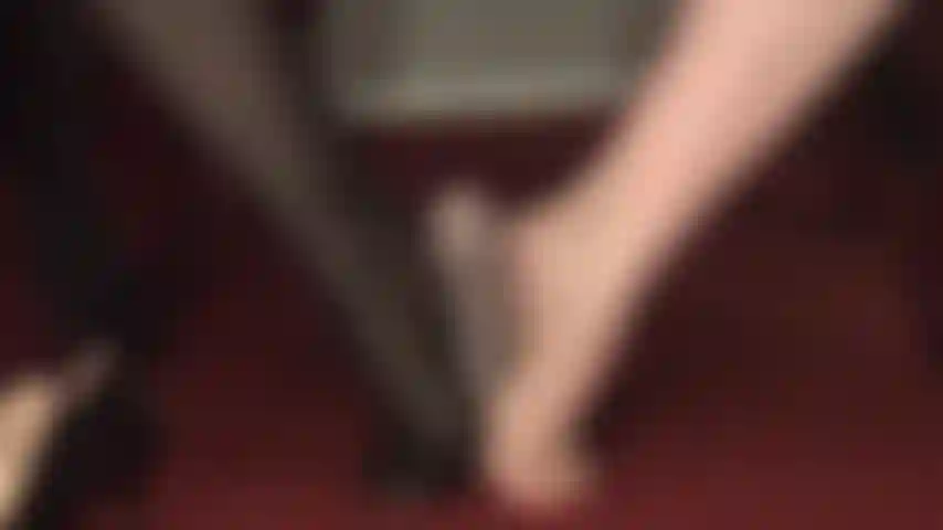 Dominação dos pés - pés descalços, punheta com os pés e nylon à mão - seu pau de escravo está em apuros, sendo atormentado pelos pés macios e descalços da senhora.