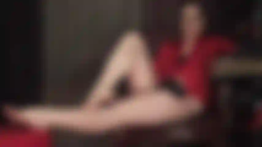 Essas pernas nuas... Pés descalços... Esses olhos... Vamos descobrir por quanto tempo você conseguirá se controlar com essa intensa provocação erótica.