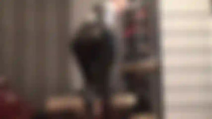 Admiro a bunda brilhante e as pernas longas da minha amante em leggings pretas brilhantes e justas.