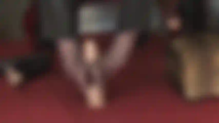 Seu pau de escravo recebe o tratamento dos pés da senhora vivian, de meia-calça e mãos em luvas de couro.