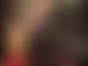 Roupa de borracha sexy, meia-calça e botas de plataforma altas.