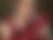 Olhe nos meus olhos enquanto eu lentamente tiro o esperma do seu pau com luvas de lycra vermelhas.