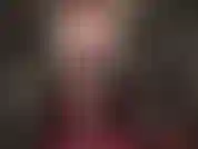 Dominada por uma cinta-liga sexy, com 20 cm de pau preto, espartilho de couro, meia-calça preta e uma peruca que muda de preto para vermelho. Gostosa!