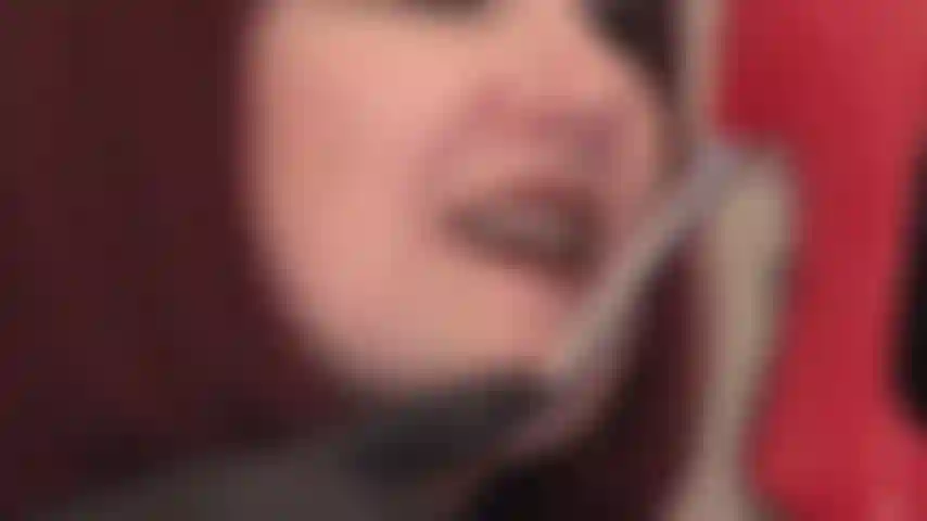 Luvas de couro preto, lábios de batom e língua em sapatos de salto alto de metal brilhante.