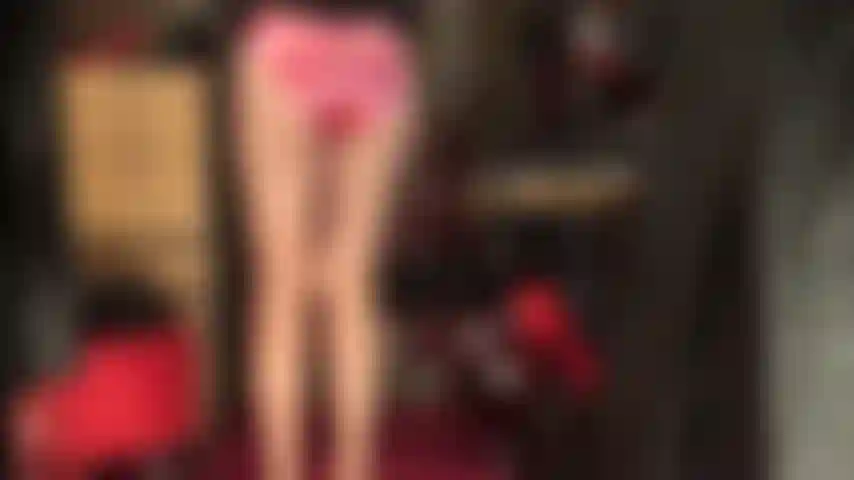 Ooh, a amante sabe como provocar esse seu pau dolorido com calcinhas de cetim brilhante e sedoso e calcinhas de renda sobre meias-calças brilhantes.