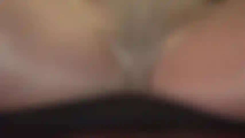 Meia-calça e calcinha de seda - uma visão entre minhas coxas macias de náilon é o que te excita. Cheire.