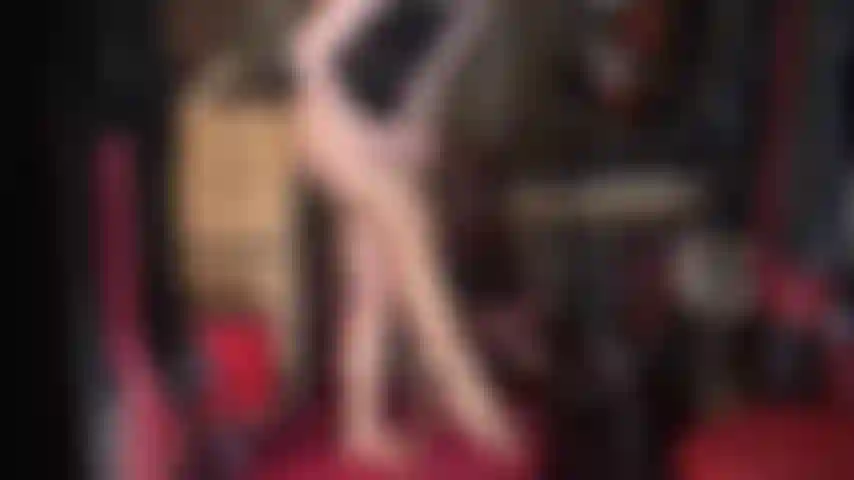 Meia-calça extra brilhante e sexy e meias de renda por cima - quando um par de meias-calças brilhantes simplesmente não é o suficiente... E uau, essas meias de renda branca por cima!