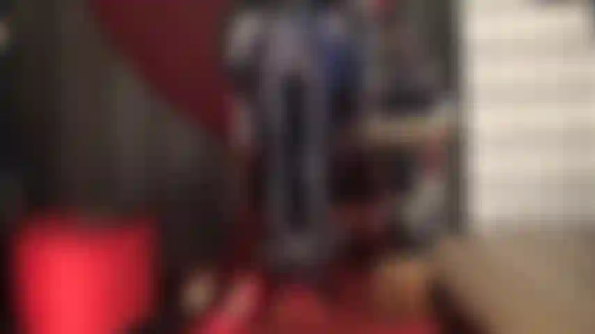 Meias-calças de elastano leohex cinza escuro brilhantes, mules de salto alto vermelho e scarpins de verniz vermelho fazem você se masturbar bem.