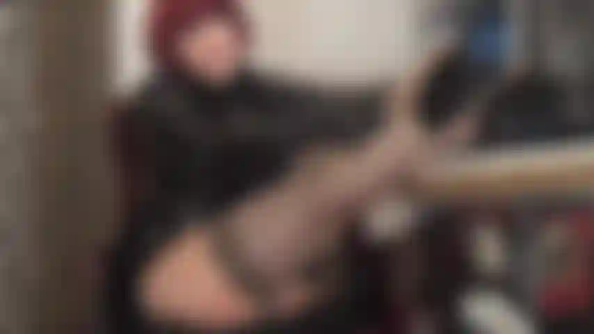 Com pernas sexys em camadas apoiadas na mesa, provocando você com saltos e solas de náilon, ou você prefere beijar a maravilhosa bunda de meia-calça da amante vivian?