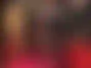 Pernas sensuais provocantes, pernas longas e atraentes em meias cubanas pretas e transparentes, e sapatos sensuais pendurados.