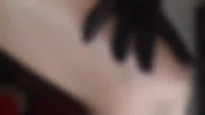 Meia-calça dourada brilhante e scarpins amarelo neon - aproveite esta provocação lenta e sensual e femdom em meias de náilon brilhantes. Deixe a dona ordenhar o pau do seu escravo com suas luvas de náilon macias. Para finalizar, você deslizará seu pau ao longo do arco dela.