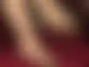 Tenho fetiche por pés e brincadeira com sapatos - a amante provoca o submisso amante de pés com meias-calças nude brilhantes em mules abertos de camurça rosa blush e um close dos pés balançando e posando.