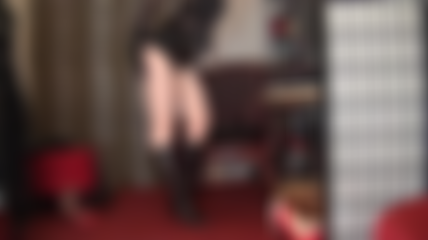 Dominada por uma cinta gigante - pernas nuas, botas de couro até o joelho e um pau preto enorme.