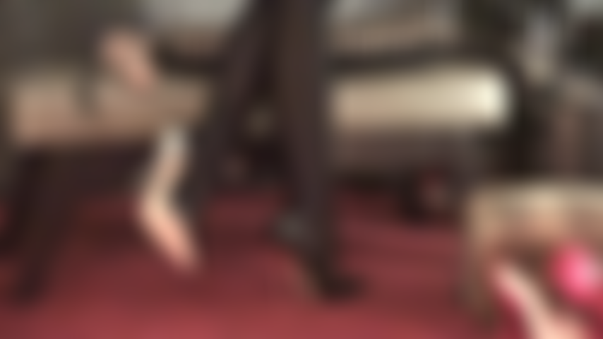 Meia-calça preta brilhante e saltos pretos altíssimos para adorar. O brilho desta meia-calça de spandex realmente destaca os pés maravilhosamente arqueados e as panturrilhas sensuais da minha senhora.