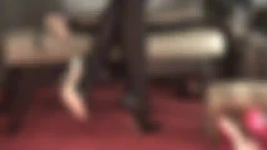 Meia-calça preta brilhante e saltos pretos altíssimos para adorar. O brilho desta meia-calça de spandex realmente destaca os pés maravilhosamente arqueados e as panturrilhas sensuais da minha senhora.