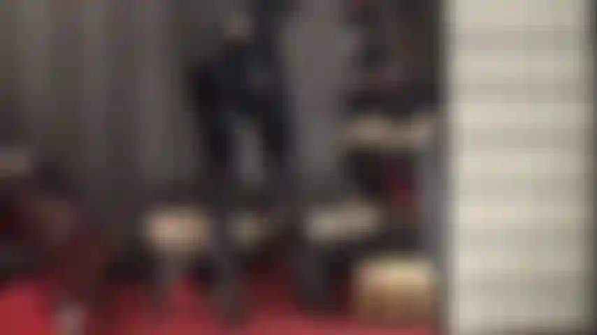 Adoro fetiches e punheta com luvas em vinil brilhante - a amante vivian toda em pvc preto brilhante ordenha seu pau duro e pulsante de escravo.