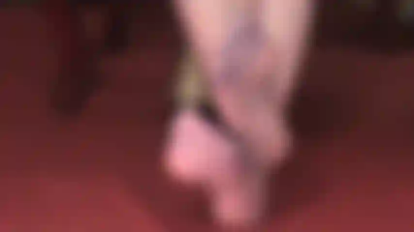 Pés lindos em meia-calça transparente lilás, acariciados por luvas de cetim lilás sedoso.