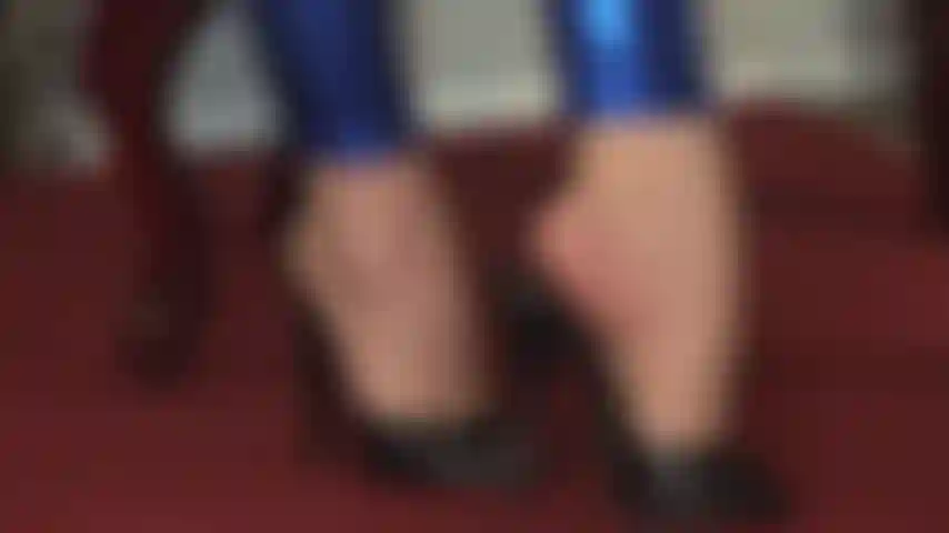 Que adora intensamente os pés e os saltos altos em mules de couro preto - a amante entende seu amor por seus pés lindamente arqueados em saltos agulha sensuais.