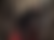 Cabelo curto, casaco de pele, botas de couro até a coxa, uma cinta-liga preta enorme. A senhora está deslumbrante com este casaco luxuoso, óculos escuros e botas de cano alto.