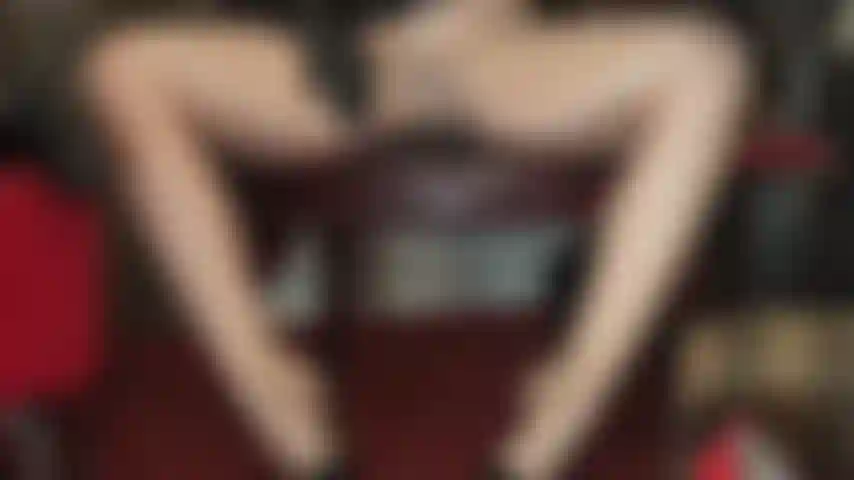 Findom - sem calcinha, com meia-calça transparente e brilhante. Se você gosta de sexo peludo e cheio de sabor, isso é para você. Seu maior desejo é se encontrar entre essas pernas. A senhora exige um pagamento extra por esse prazer.