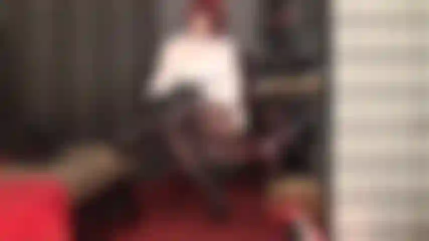 A senhora vivian acaricia seu pau em suas pernas perfeitas de meia-calça.