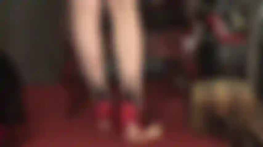 Pisoteando um galo e trocando uma meia-calça nude com costura preta por uma preta com costura vermelha.