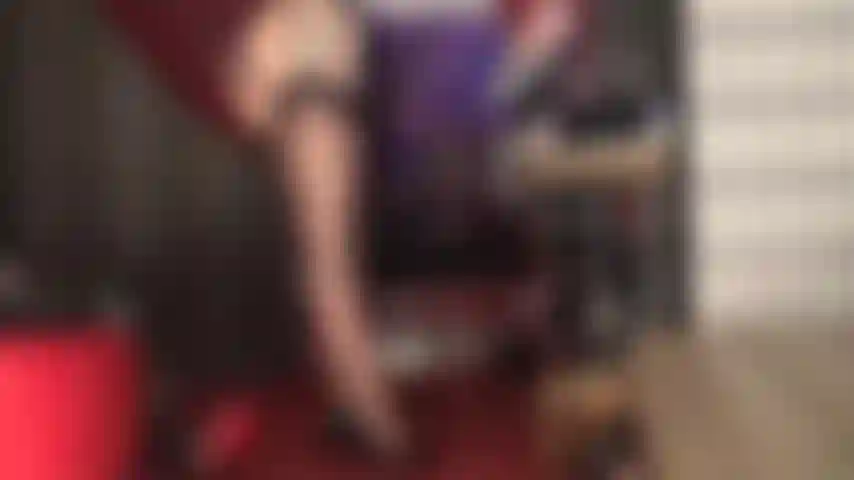 A senhora tem as mãos enluvadas, os saltos altos e a bunda coberta de náilon em cima do seu pau. Você aguenta a provocação com meias de náilon vintage?