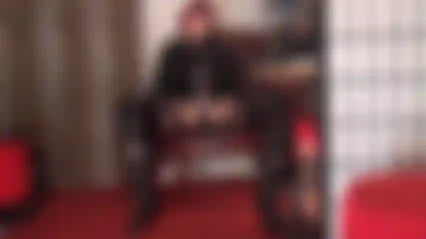 Provocando com strapon em meias e botas altas - a amante vivian te deixa fraco por seu grande pau, ela o acaricia lentamente... Direto na sua boca aberta de prostituta.