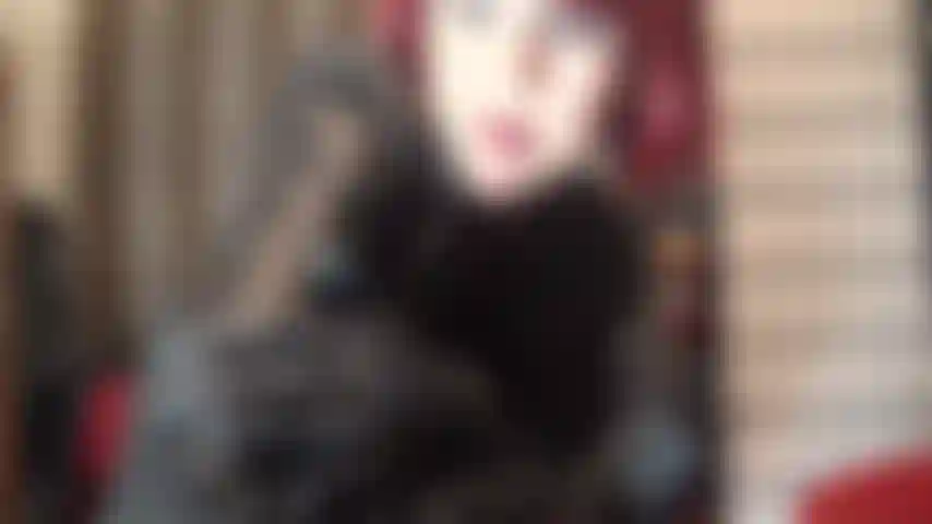 A senhora te deixa louco por sua linda bunda de couro preto e meia-calça. Ela pretende extrair até a última gota de esperma do seu pau dolorido de escravo.