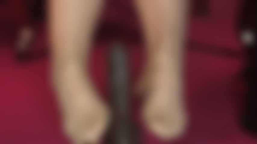 Pés de meia-calça bronzeada sexy acariciando um pau preto.