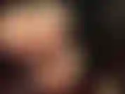 Pés e bunda em meia-calça nude brilhante - este é um clipe raro com unhas dos pés pintadas.