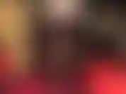 Tenho fetiche por pernas cruzadas, meias-calças marrom-escuras opacas e sapatos de salto alto de aço.