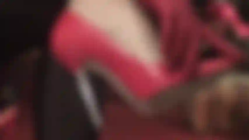 Essa provocação lenta e extremamente sensual com luvas vermelhas e sapatos de verniz com salto de aço vermelho combinando faz você implorar, babar, desejar, querer, precisar... Só uma coisa: estar sob seus calcanhares e pés.