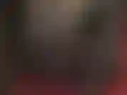 Vestida com couro, luvas, botas, saia e casaco longo. Incrivelmente linda.