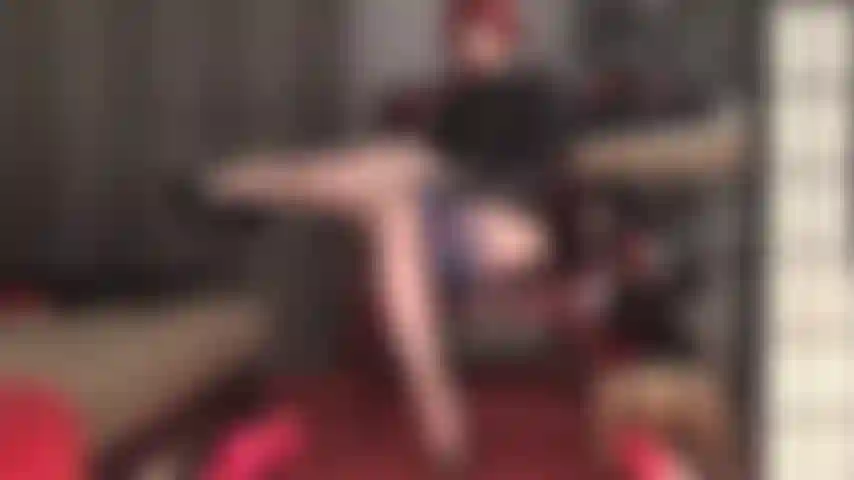 Quanto tempo você vai durar? Seu pau está preso entre as pernas da meia-calça da minha amante, ordenhado com a maciez da calcinha de cetim azul-escuro.