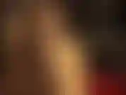 Nunca é demais brilhar! É por isso que a amante vivian adiciona outra camada de meia-calça brilhante e acaricia suas pernas longas e sensuais e seus pés lindos com luvas de cetim sedoso.