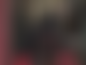 Com luvas de látex e uma cinta-liga preta - a amante toda vestida de borracha preta provocando com suas luvas e seu grande pau.