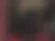 Com luvas de látex e uma cinta-liga preta - a amante toda vestida de borracha preta provocando com suas luvas e seu grande pau.