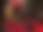 A senhora usa um vestido vermelho curto e sedutor, justo, com meia-calça preta e botas curtas brilhantes, luvas e um chapéu de couro, provocando seu pau duro. Tão sexy!