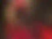 A senhora usa um vestido vermelho curto e sedutor, justo, com meia-calça preta e botas curtas brilhantes, luvas e um chapéu de couro, provocando seu pau duro. Tão sexy!