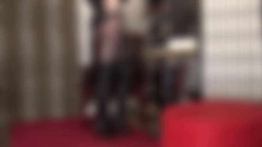 Provocando a amante de bunda - seja de meia-calça preta ou nua em uma tanga puxada bem alto... A bunda da amante é uma visão que você não vai querer perder.