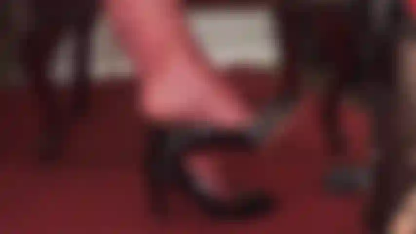 Balançando sapatos brilhantes de verniz - entregue-se ao seu fetiche por sapatos enquanto a patroa balança dois pares diferentes de saltos altos, um par de sapatos gucci com borlas e peeptoes de salto agulha.