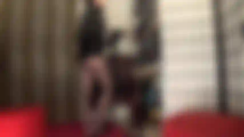 Shorts sensuais, meia-calça, botas de couro até o joelho, luvas e jaqueta curta - alimentando seu vício em minha bunda e pernas.