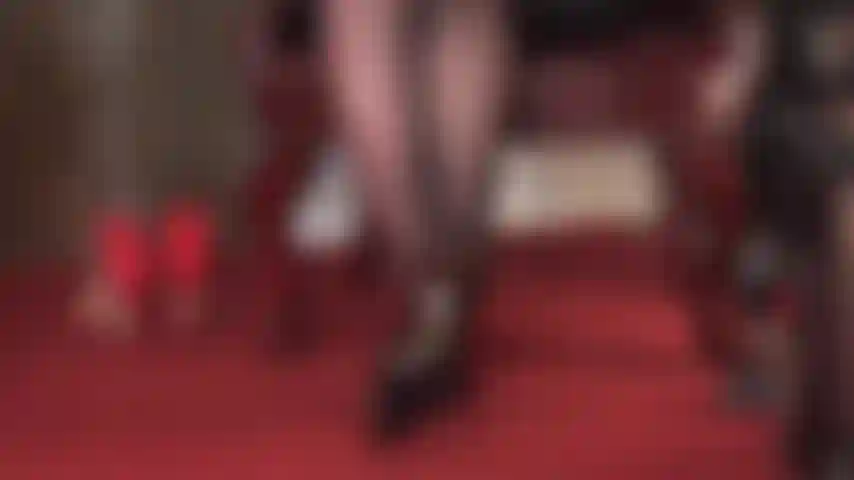 Com arcos altos, pés de meia-calça e lindos scarpins de couro prada.