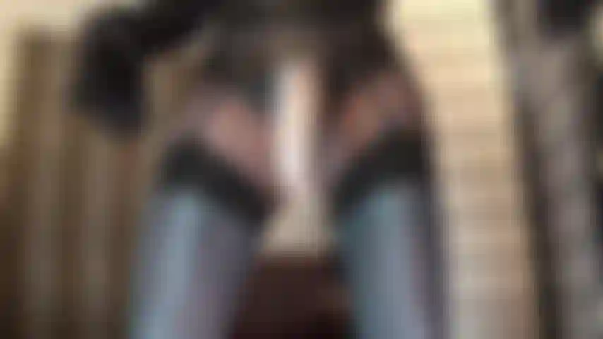 Com uma cinta-liga grande e gostosa, meias e suspensórios brilhantes - a senhora vivian te alimenta com sua cinta-liga grande e branca.