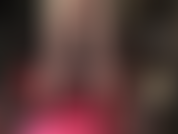 Masturbando minha cinta-liga, adorando sua bunda - enquanto você se ajoelha atrás de mim adorando minhas pernas de náilon e minha bunda, eu acaricio meu pau preto de 8 polegadas com luvas de couro.