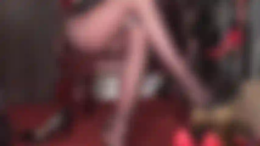 Seu pau está preso entre as coxas de nylon cruzadas da minha amante, sem saída até que ela tenha extraído todo o seu esperma. Seja usando seus saltos agulha, suas luvas ou uma escova de metal... A amante sempre consegue o que quer.